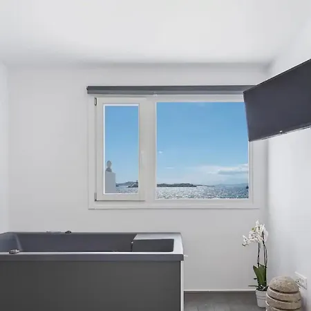 Apartamento σουίτα με θέα στη θάλασσα και εσωτερικό τζακούζι Mykonos Town