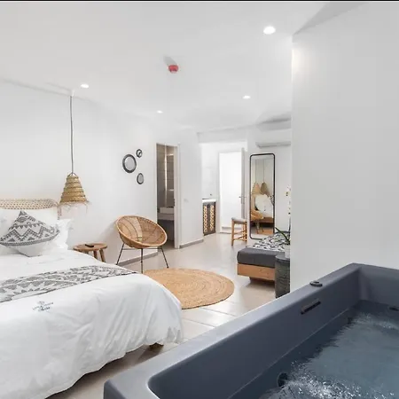 Apartamento σουίτα με θέα στη θάλασσα και εσωτερικό τζακούζι *